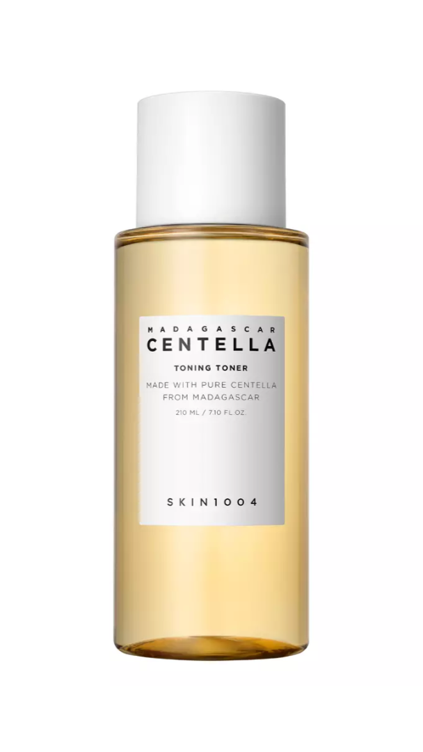 Прозора пляшечка з білим дозатором, що містить тонік для обличчя, з написом «Madagascar Centella Toning Toner».