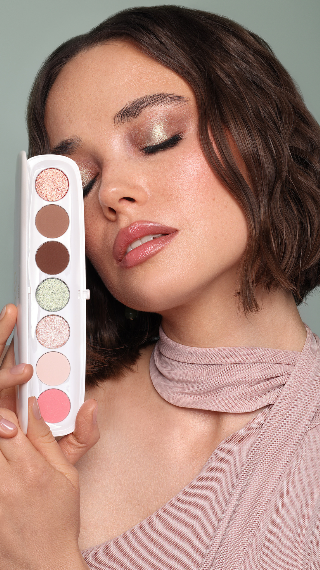 Палетка тіней для повік Bloomlight Eyeshadow Palette 6,4g, LOVRO